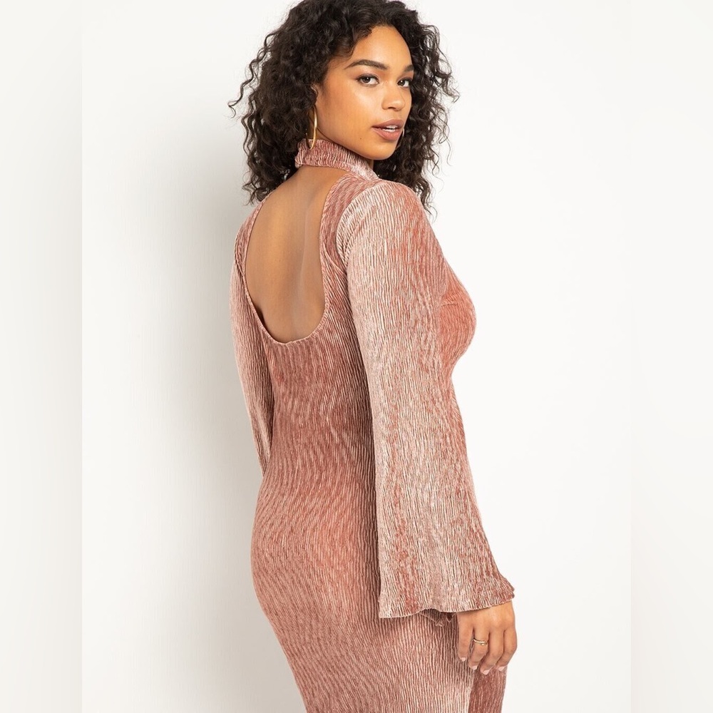 Eloquii | Plus Flare Sleeve Textured Velvet Dress - Picture 3 of 4